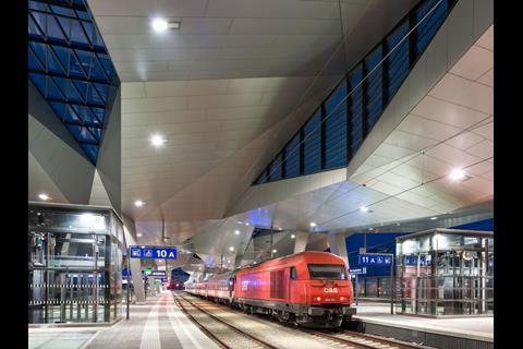 There are five island platforms with 10 faces, covered by a glass and steel roof (Photo: ÖBB).